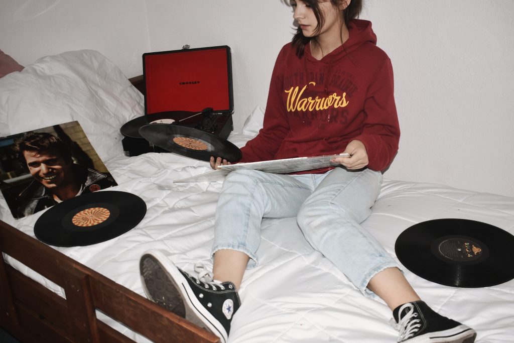 Teen girl in her room in need of online counseling Thousand Oaks, Ca