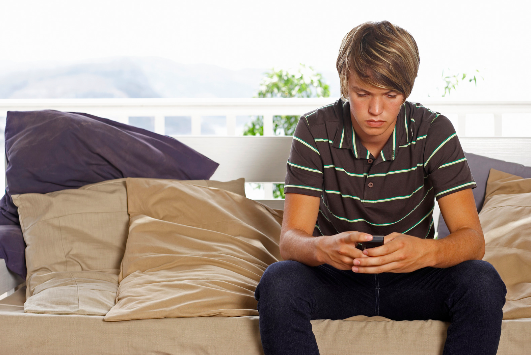 teenager on their phone too much and addicted to their phone needing teen therapy in Simi Valley, ca, 93065